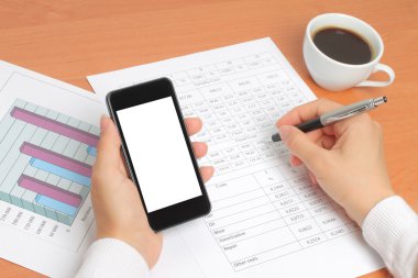 iş kadını onun işyerinde çalışıyor