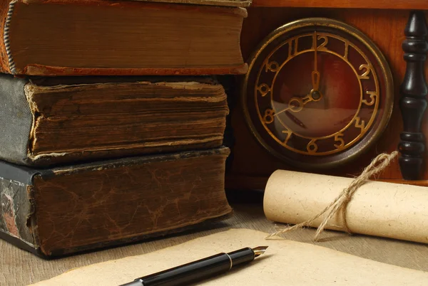 Composizione retrò con libri, orologio, carta e penna — Foto Stock