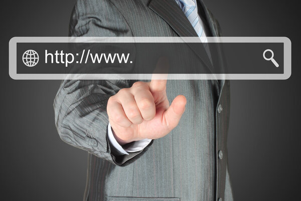 Бизнесмен толкает панель виртуального поиска
