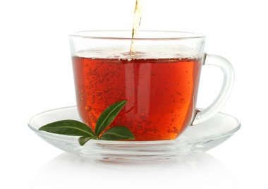 yeşil yaprakları ile fincan içine dökme çay