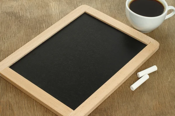 Tableau noir blanc avec craies blanches et café — Photo