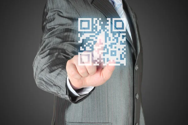 Adam sanal qr code düğmesine basarak — Stok fotoğraf