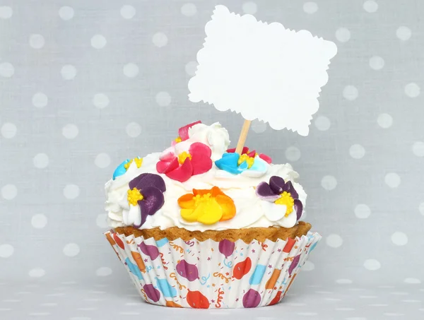 Cupcake com cartão em branco — Fotografia de Stock