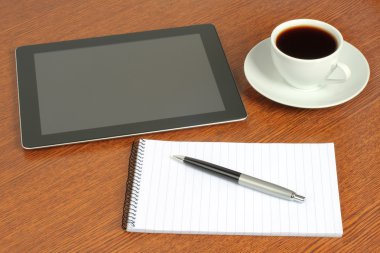 tablet pc, not defteri, kalem ve kahve