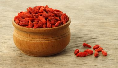 Goji meyveleri ile kase