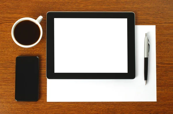 Tablette PC, téléphone intelligent, papier, stylo et tasse de café — Photo