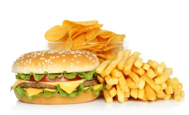 Hamburger, patates kızartması ve cips
