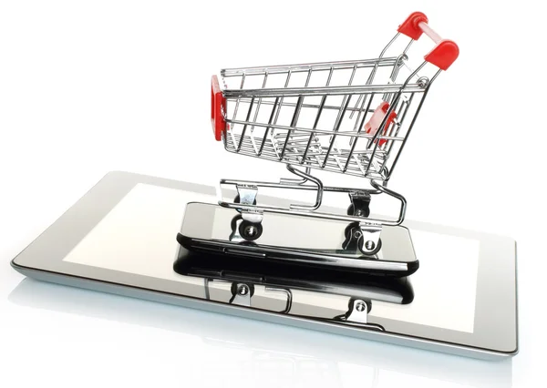 Tablet PC y teléfono inteligente con carrito de compras — Foto de Stock