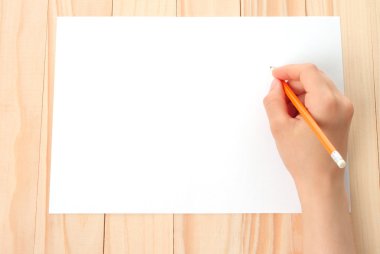 kadın eli kalem ve kağıt ile