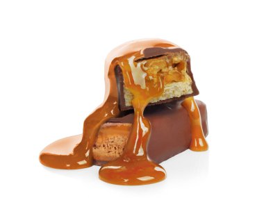 Kırık çikolata parçalarının üzerine karamel dökmek.