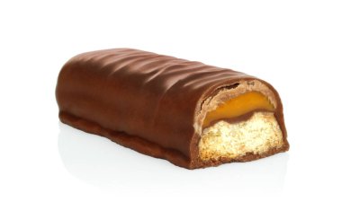 Beyaz arka planda izole edilmiş tatlı dolgulu kırık çikolata.