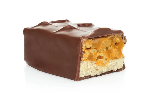 Rozbitá Čokoládová Tyčinka Karamelem Ořechy Izolované Bílém Pozadí Zblízka — Stock fotografie