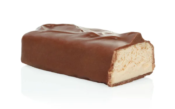 Сломанная Шоколадная Плитка Сладкой Начинкой Белом Фоне Крупным Планом — стоковое фото