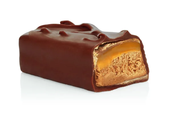 Gebroken Chocoladereep Met Stretching Karamel Geïsoleerd Witte Achtergrond Close — Stockfoto
