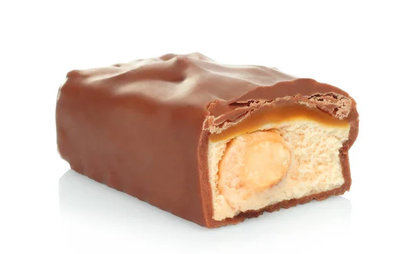 Rozbitá Čokoládová Tyčinka Karamelem Ořechy Izolované Bílém Pozadí — Stock fotografie