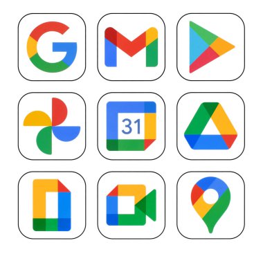 Kiev, Ukrayna - 12 Ocak 2021: Google hizmetlerinin simgeleri: Google Arama, Gmail, Play Store, Fotoğraflar, Takvim, Sürücü ve İkili, beyaz kağıda basıldı