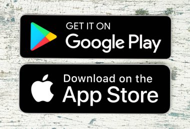 Kiev, Ukrayna - 17 Şubat 2021: App Store 'dan indirin ve Google Play siyah düğme simgeleri, eski boyanmış ahşap arkaplan