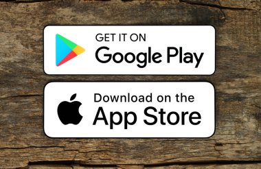 Kiev, Ukrayna - 19 Şubat 2021: App Store 'dan indirin ve Google' da eski ahşap arka planda beyaz düğme simgelerini çalın