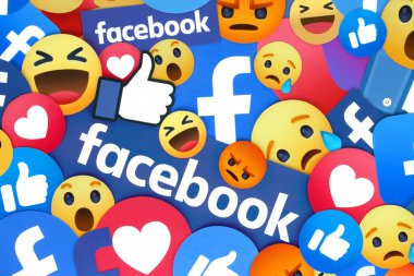 Kiev, Ukrayna - 19 Şubat 2021: Farklı Facebook uygulama simgeleri ve simgelerinin geçmişi