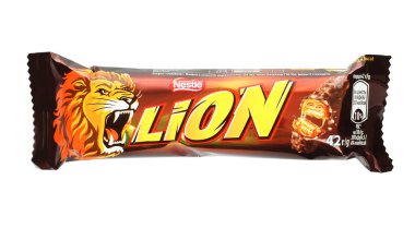 Kiev, Ukrayna - 13 Aralık 2021: Beyaz arka planda aslan çikolatası. Lion şu anda Nestle 'nin sahibi olduğu ve ürettiği bir çikolata markası.