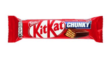 Kiev, Ukrayna - 13 Aralık 2021: Beyaz arka planda KitKat çikolatası. Kit Kat çikolata kaplı bir gofret şekerlemesidir ve şu anda Nestle tarafından küresel olarak üretiliyor.