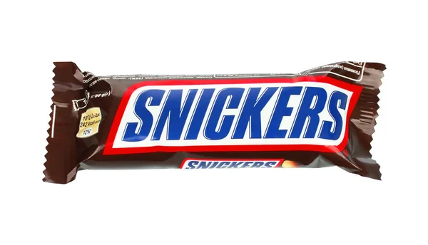 2021年12月13日 乌克兰基辅 白背景的Snickers巧克力条 斯尼克斯巧克力是由美国的Mars Incorporated公司生产的一种巧克力棒 上面有焦糖 — 图库照片