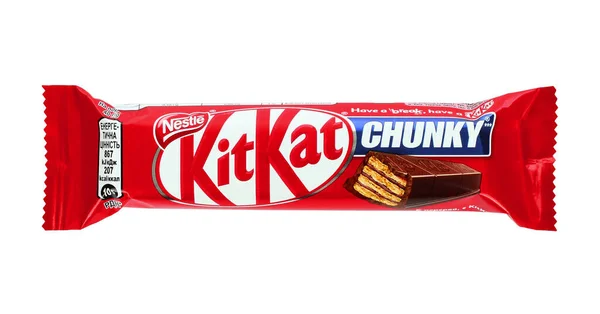 2021年12月13日 乌克兰基辅 Kitkat巧克力条 白色背景 Kit Kat是由雀巢公司在全球生产的一种覆盖巧克力的薄片棒状甜点 — 图库照片