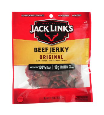 Kiev, Ukrayna - 27 Ocak 2022: Beyaz arka planda Jack Link 'in Et Pisliği Et Atıştırma Paketi. Link Snacks, bilinen adıyla Jack Link 's, Amerikalı bir aperatif şirketidir.