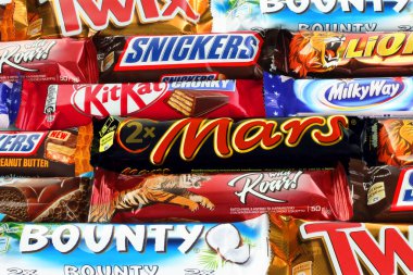 Kiev, Ukrayna - 13 Aralık 2021: Mars, Bounty, Twix, Snickers, Samanyolu, Aslan ve Kit Kat çikolataları