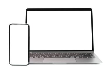 Laptop ve Smart Phone beyaz arka planda boş ekran ile yakın plan