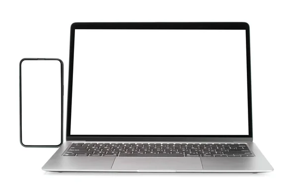 Laptop Chytrý Telefon Prázdnou Obrazovkou Bílém Pozadí Zblízka — Stock fotografie