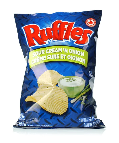 Kiev Oekraïne Mei 2022 Ruffles Chips Snacks Pakket Witte Achtergrond — Stockfoto