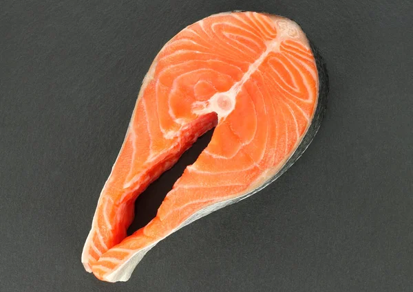 Verse Rauwe Zalm Vis Biefstuk Zwarte Steen Achtergrond Close — Stockfoto