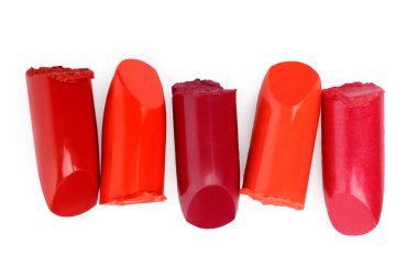 Beyaz arkaplanda renk ruj parçaları