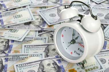 Saat ve yakın plan ABD doları ile zaman para kavramı