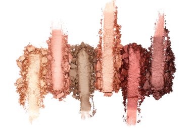 Kırık ve parçalanmış göz farı paleti, fırça darbeleri, beyaz arka plan, üst manzara. Örnek kozmetik konsepti yakın plan