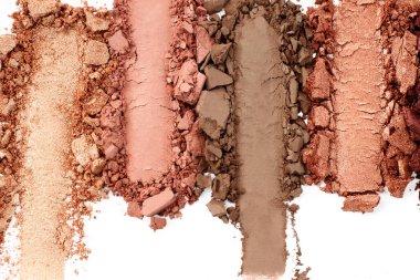 Kırık ve parçalanmış göz farı paleti, fırça darbeleri, beyaz arka plan, üst manzara. Örnek kozmetik konsepti yakın plan