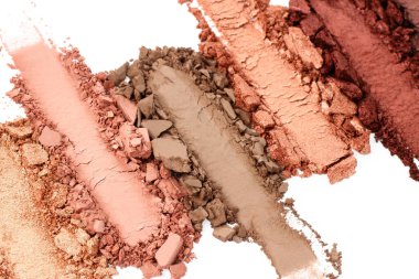 Kırık ve parçalanmış göz farı paleti, fırça darbeleri, beyaz arka plan, üst manzara. Örnek kozmetik konsepti yakın plan