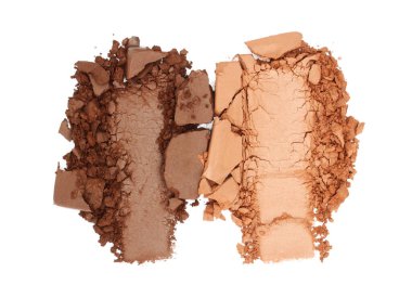 Kırık ve parçalanmış göz farı paleti, fırça darbeleri, beyaz arka plan, üst manzara. Örnek kozmetik konsepti yakın plan