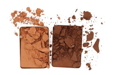 Kırık ve parçalanmış göz farı paleti, beyaz arka plan, üst görünüm yakın plan