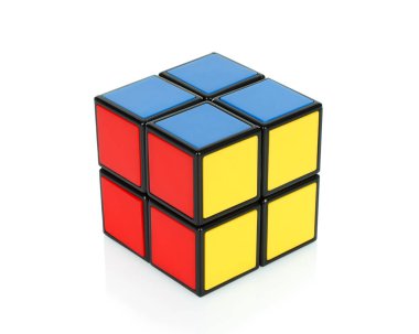Kiev, Ukrayna - 03 Mayıs 2022: Beyaz arka planda klasik Rubiks Küpü. Rubiks Küpü, 1974 yılında Macar heykeltıraş ve mimari profesörü Ern Rubik tarafından icat edilen 3 boyutlu bir bulmaca.