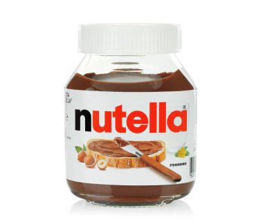 Kiev, Ukrayna - 3 Mayıs 2022: Fındıklı fındıklı kakao kavanozu beyaz arka plana yayıldı. Nutella, fındıklı kakao serpilmiş bir markadır.
