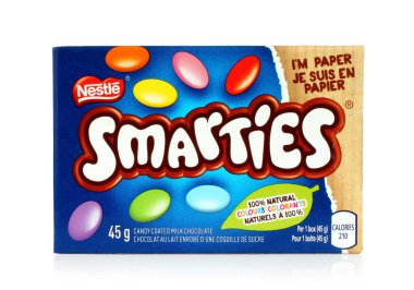 Kiev, Ukrayna - 4 Mayıs 2022: Nestle Smarties çok renkli çikolata şekeri paketi, beyaz arkaplanda. Nestle, İsviçre 'nin çok uluslu gıda ve içecek işleme şirketi.
