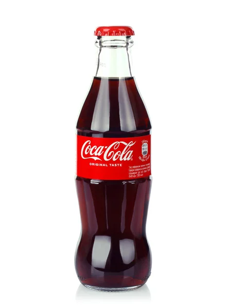 2022年5月2日 乌克兰基辅 可口可乐白底软饮料瓶 可口可乐 Coca Cola 简称Coke 是可口可乐公司生产的一种碳酸饮料 — 图库照片