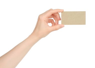 Beyaz arka planda boş bir kartvizit tutuyor.