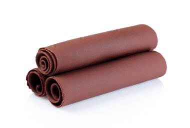 Beyaz arka planda çikolatalı bukleler.