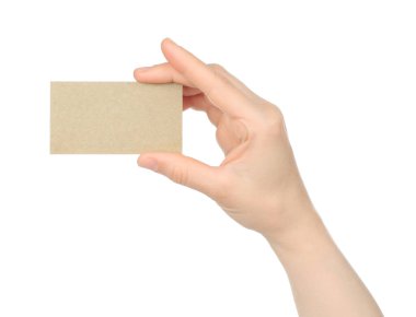 Beyaz arka planda boş bir kartvizit tutuyor.