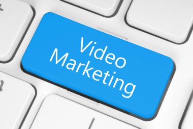 Klavyede video pazarlama kelimeleri, teknoloji ve iş konsepti içeren mavi düğme
