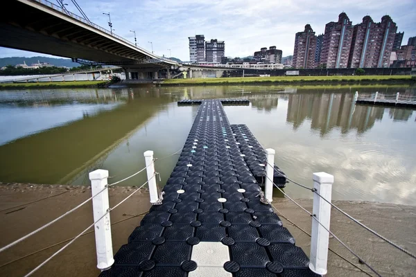 Schwimmendes Kunststoffdock — Stockfoto