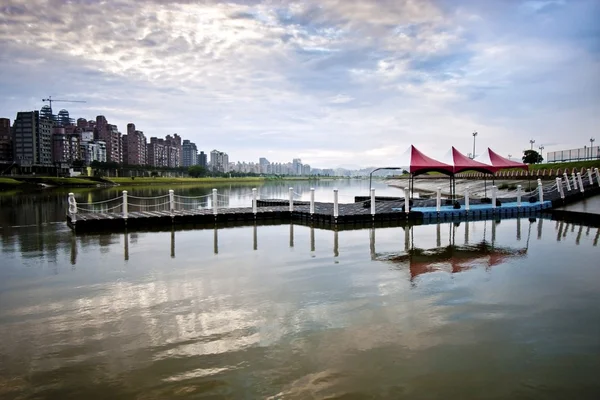 Dok set in stad — Stockfoto